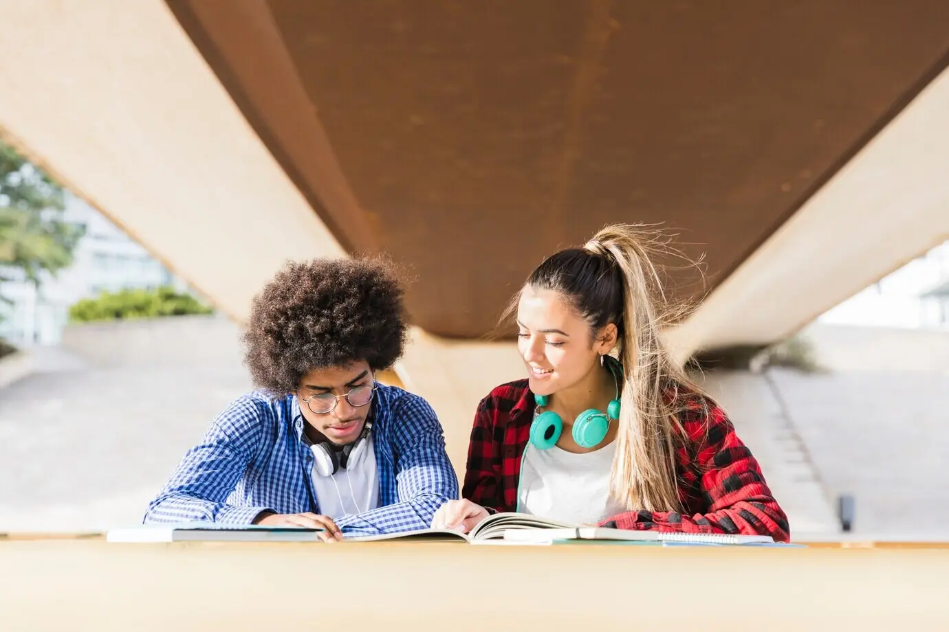 Multiethnische junge Studierende lernen gemeinsam auf dem Campus.